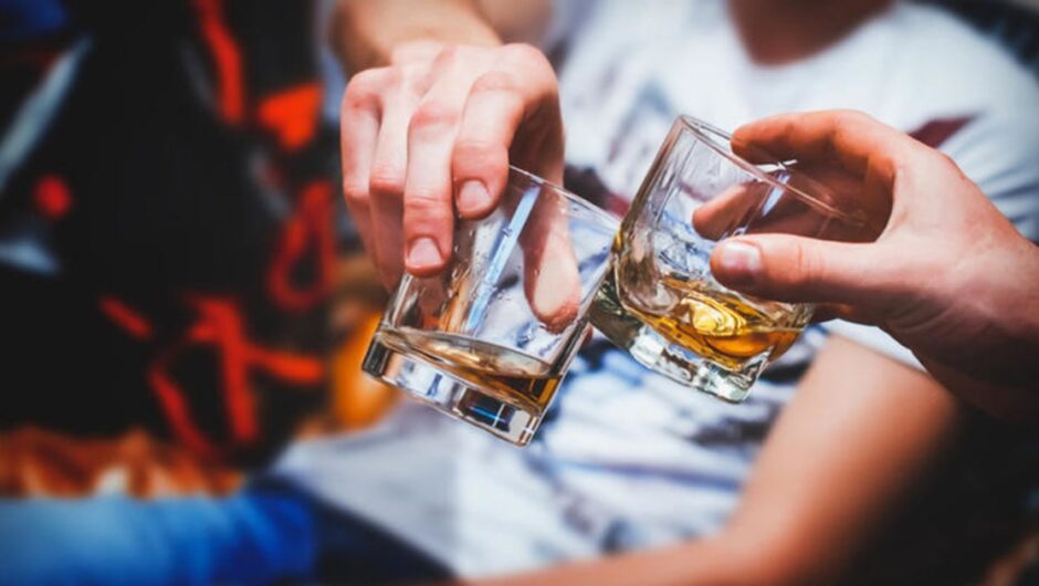 Νύχτες μέθης στη Λάρισα εν μέσω εορτών – Γέμισαν τα επείγοντα από νεαρούς μετά τις 4 το πρωί