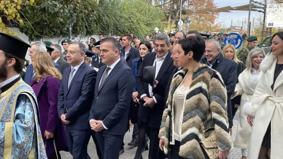 Θεοφάνια στη Λάρισα: Εικόνες μετά την έξοδο από τον Μητροπολιτικό Ναό Αγίου Αχιλλίου (φωτ. & βίντεο)