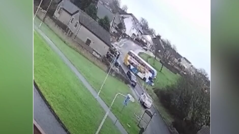 Σκωτία: Σχολικό λεωφορείο έκανε σβούρες σε παγωμένο δρόμο