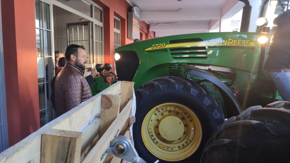 Βόλος: Πλημμύρισε το κέντρο της πόλης με τρακτέρ και αγροτικά οχήματα – Έφτασαν μέχρι την είσοδο της Π.Ε. Μαγνησίας (φωτ.)