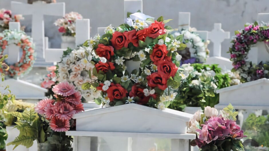 Η μακάβρια έκπληξη για επώνυμη Λαρισαία στο μνήμα της μητέρας της και η αιχμηρή «έκρηξη» από γνωστό ιδιοκτήτη γραφείου τελετών