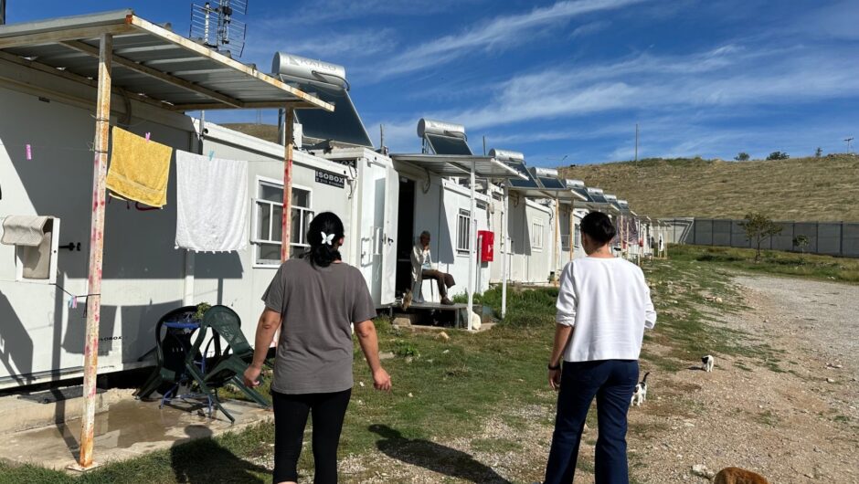 Λάρισα: Επέστρεψαν οι πρόσφυγες στη Δομή στο Κουτσόχερο και διαβιούν μαζί με άστεγους πλημμυροπαθείς – Μεταφέρθηκαν 200 Αφγανοί
