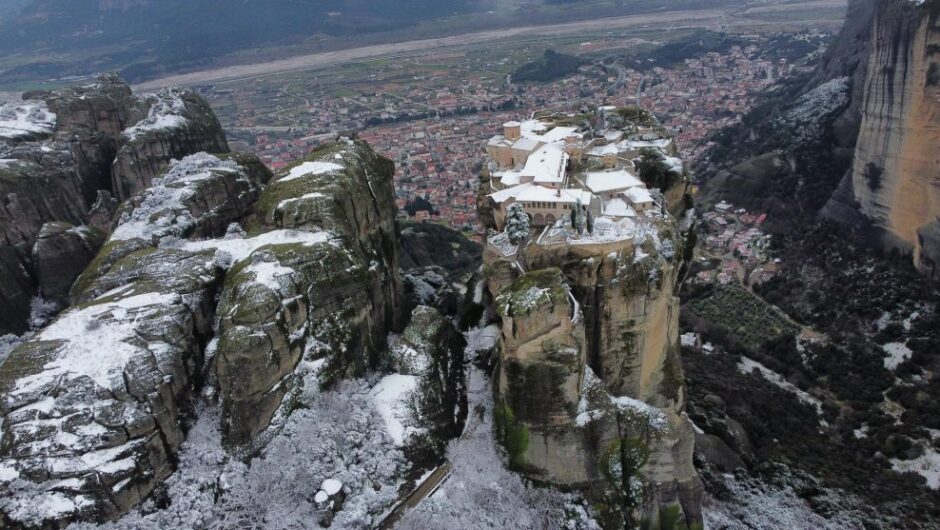 Κόβει την ανάσα βίντεο από τα χιονισμένα Μετέωρα…