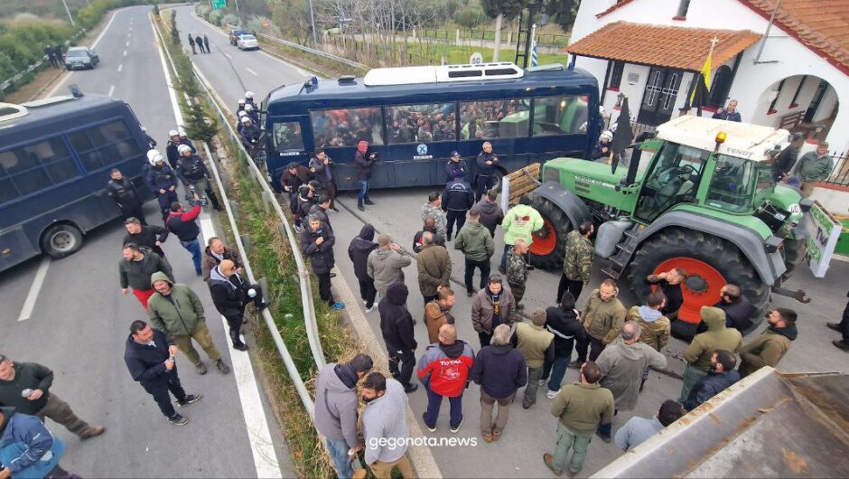 Ένταση στον Αλμυρό με αγρότες και αστυνομία – “Μπλόκο” στα “μπλόκα” (φωτ. & βίντεο)