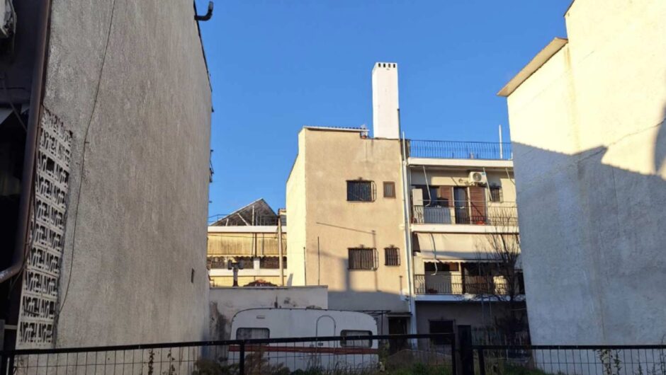 Αναβρασμός σε συνοικία της Λάρισας για κεραία κινητής κεραίας «καλυμμένη» με καμινάδα από τζάκι σε ταράτσα οικήματος (φωτο)