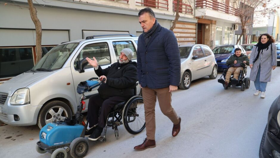 Δήμος Λαρισαίων: Διαδρομή με πολίτες ΑμεΑ στο κέντρο της πόλης πραγματοποίησε ο θ. Μαμάκος