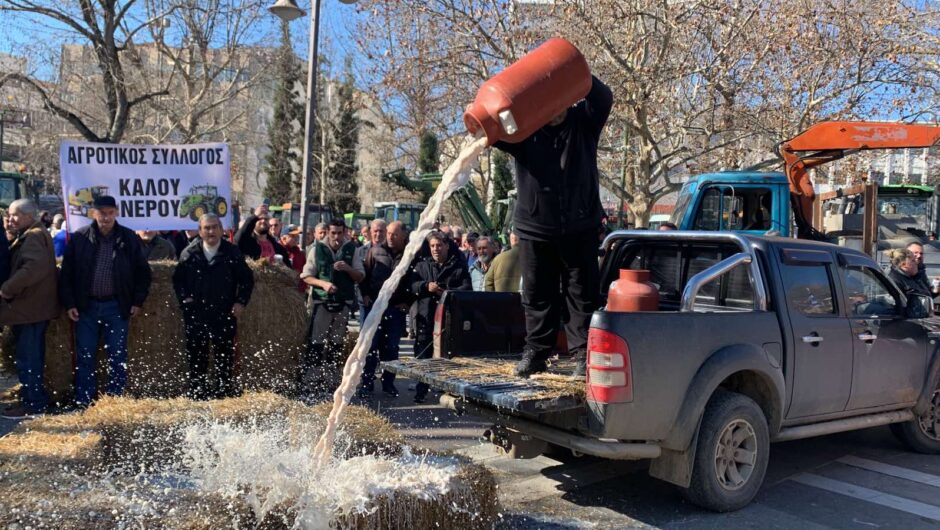 Λάρισα: Οργισμένοι οι αγρότες, έχυσαν γάλα στην Κεντρική πλατεία – «Ο εκπρόσωπός μας μάς αποκάλεσε κοπριές» (φωτό – βίντεο)