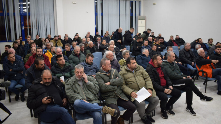 Πανθεσσαλική σύσκεψη στον Παλαμά: Δυναμώνουν και συντονίζουν τα μπλόκα και πάνε… Agrotica οι αγρότες