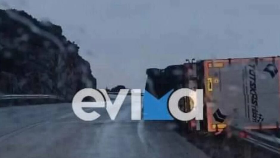 Σοκαριστικό τροχαίο στην Εύβοια – Νταλίκα κρέμεται σε γκρεμό για ώρες