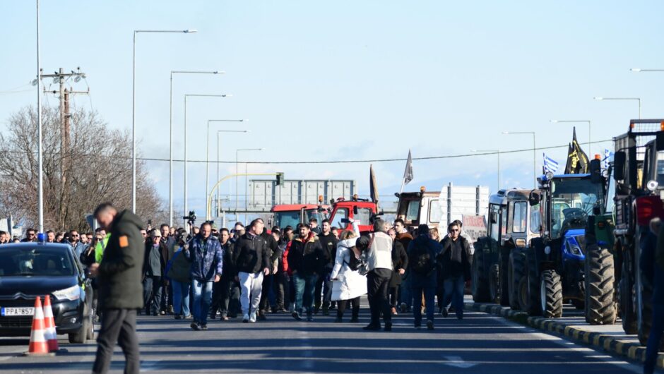 Νέα συμβολική κατάληψη του ΠΑΘΕ από τους Λαρισαίους αγρότες (φωτ. & βίντεο)