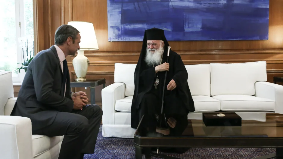 «Κραδασμοί» για τα ομόφυλα ζευγάρια: Οι γαλάζιες ενστάσεις και οι αντιρρήσεις της Εκκλησίας – Το παρασκήνιο και τα μηνύματα