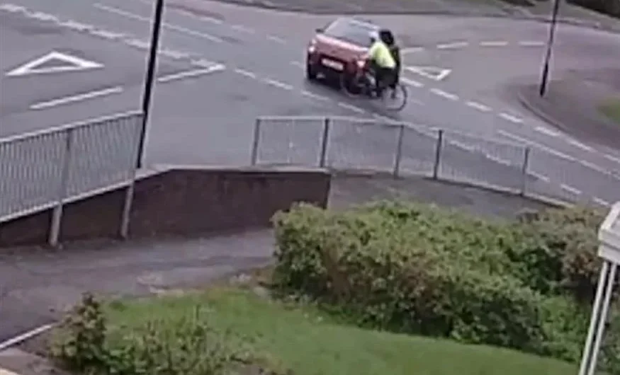 Βίντεο – σοκ: Αυτοκίνητο παρασέρνει 71χρονη ποδηλάτισσα στη Βρετανία