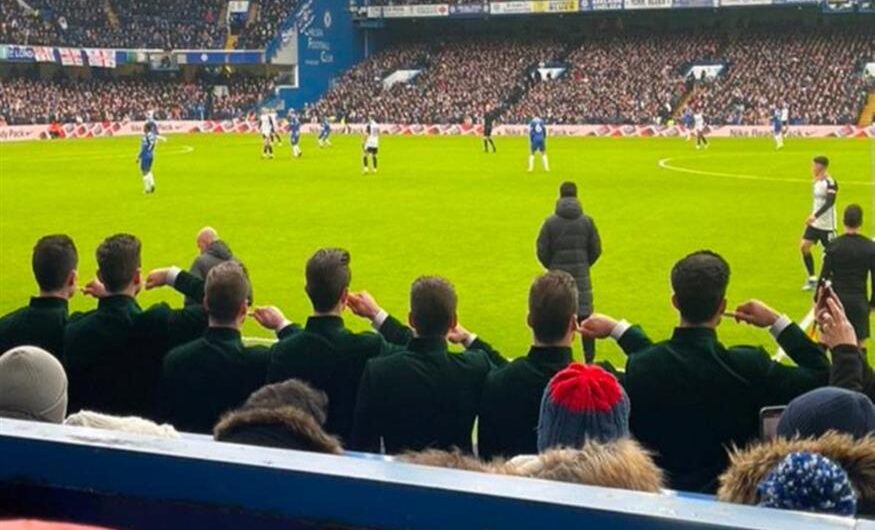 Οι πιο περίεργοι θεατές; Γιατί επτά άνδρες έπλυναν τα δόντια τους πίσω από τον πάγκο της Τσέλσι