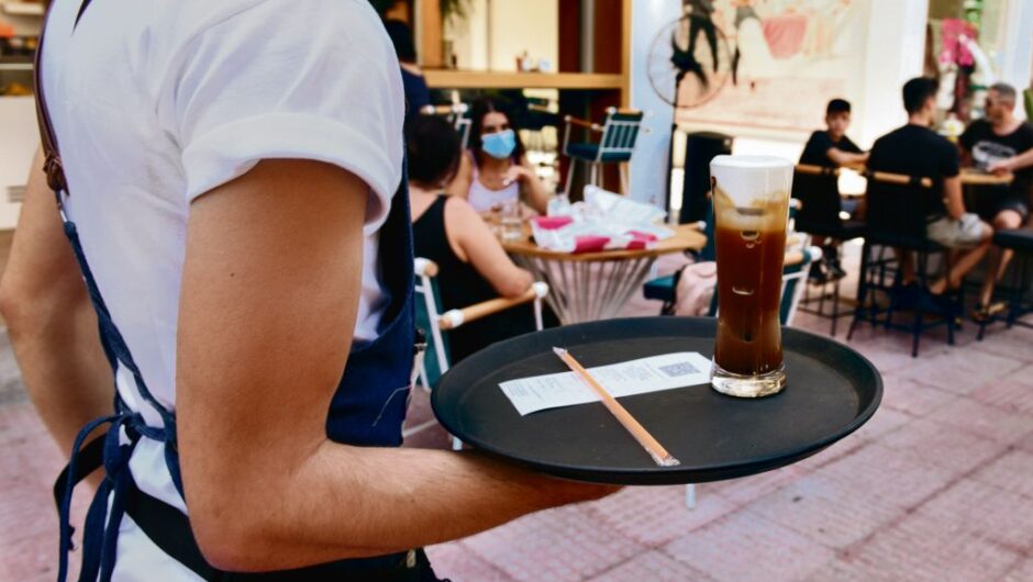 H κυβέρνηση ψάχνει σωσίβιο στην αύξηση του κατώτατου μισθού