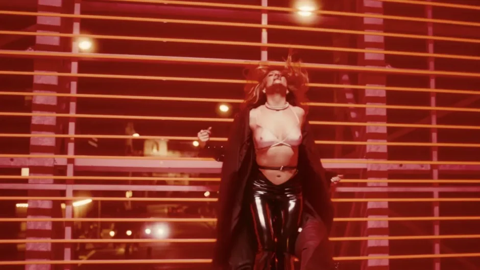 Τζένιφερ Λόπεζ: Σέξι με αποκαλυπτικό σουτιέν – Μοιάζει με 30, σχολιάζει θαυμαστής της