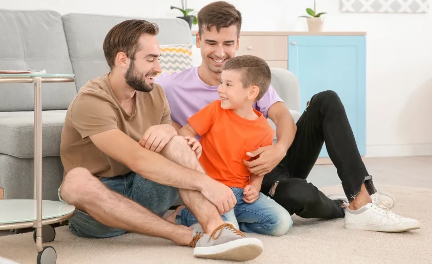Τι λένε διεθνείς έρευνες για τα παιδιά που μεγαλώνουν με ομόφυλα ζευγάρια – Τέσσερις στοιχεία που απαντούν στις ανησυχίες