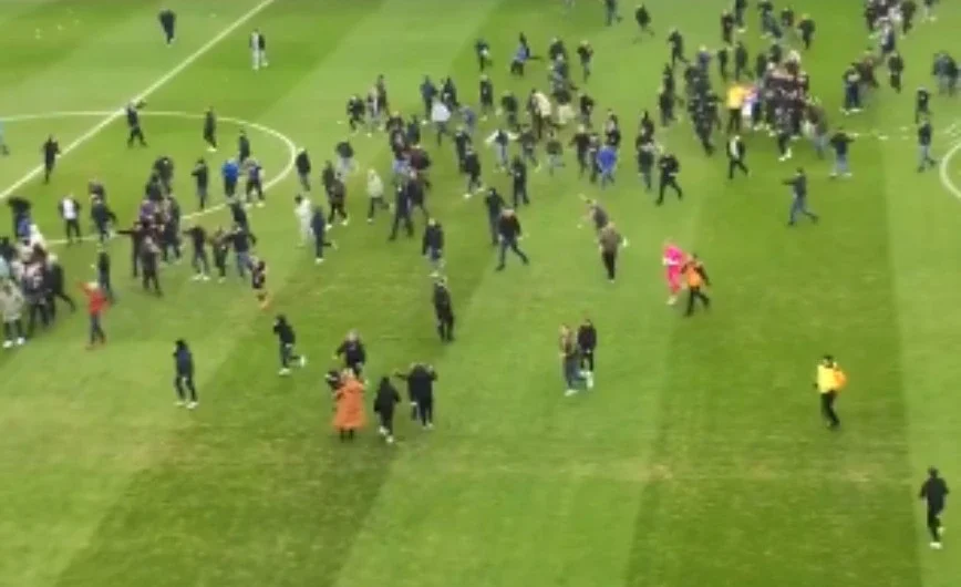 Αγγλία: Ντου των οπαδών στον αγωνιστικό χώρο και οριστική διακοπή στο Ρέντινγκ – Πορτ Βέιλ