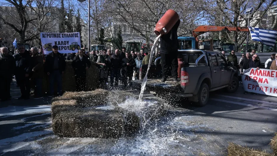 Αμετακίνητοι παρά τις κυβερνητικές υποσχέσεις οι αγροκτηνοτρόφοι