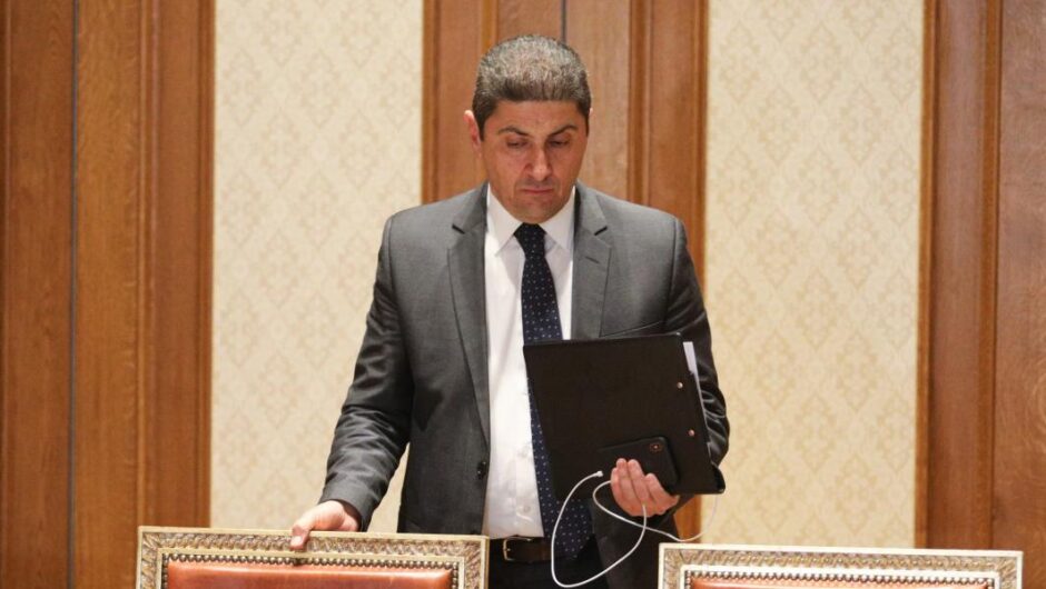 Λευτέρης Αυγενάκης / Το 2022 αναβάθμιζε το Παγκρήτιο Στάδιο, το 2024 κατέρρευσε το στέγαστρο