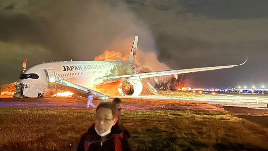 Ιαπωνία: Η στιγμή που το αεροπλάνο κόβεται στα δύο από τη φωτιά – Πώς κατάφεραν και διασώθηκαν οι επιβάτες