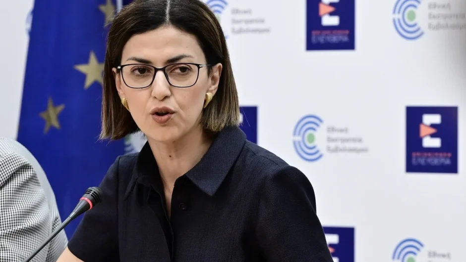 O κορονοϊός «θερίζει», η κυρία υπουργός αποφασίζει