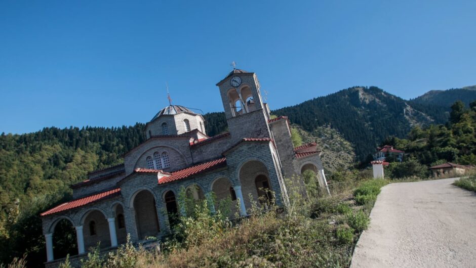 Η εκκλησία με κλίση 17 μοίρες που την επισκέπτονται χιλιάδες νέοι – Εντυπωσιακό drone βίντεο