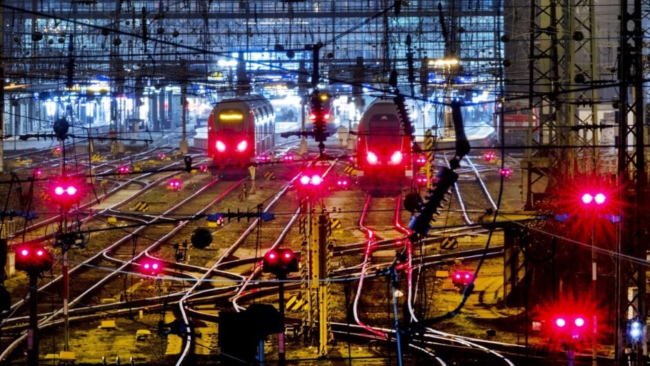 «Κόλαση» στη Γερμανία: Μετά τους αγρότες, στους δρόμους βγαίνουν και οι σιδηροδρομικοί – Πιέζεται ο Σολτς