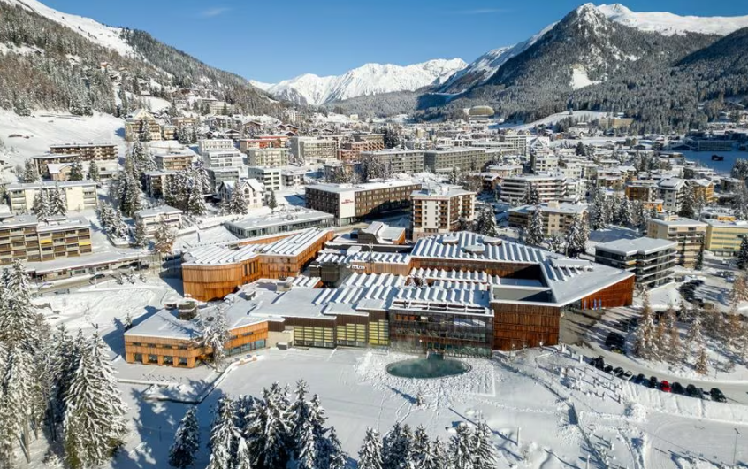 Νταβός και όχι μόνο: Ένας γάμος, μια χειραψία και το… ελληνικό ορόσημο