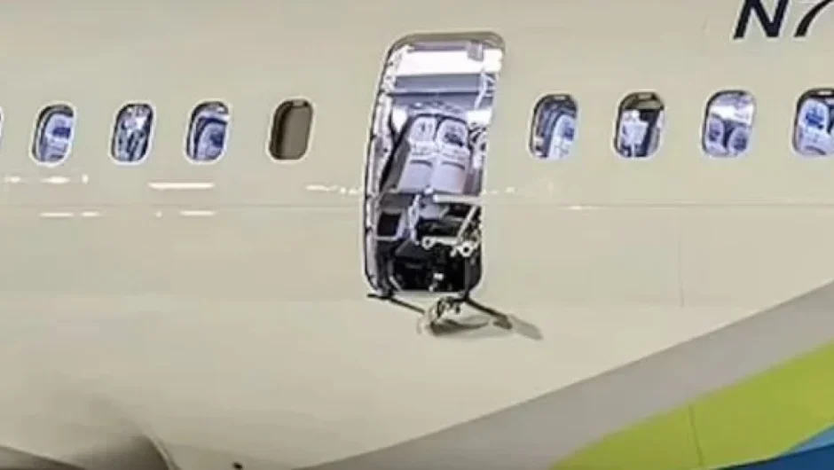 Alaska Airlines: Αποκολλήθηκε παράθυρο στον αέρα – Εφιάλτης για τους επιβάτες