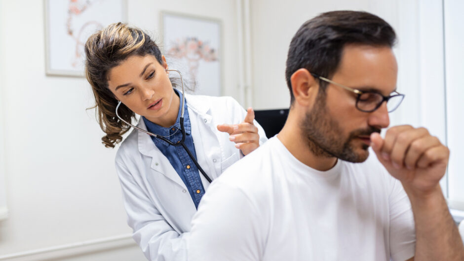 ΓΙΑΤΙ ΜΕΡΙΚΑ ΣΥΜΠΤΩΜΑΤΑ ΓΡΙΠΗΣ ΚΑΙ COVID-19 ΕΠΙΜΕΝΟΥΝ ΜΕΤΑ ΤΗΝ ΑΝΑΡΡΩΣΗ