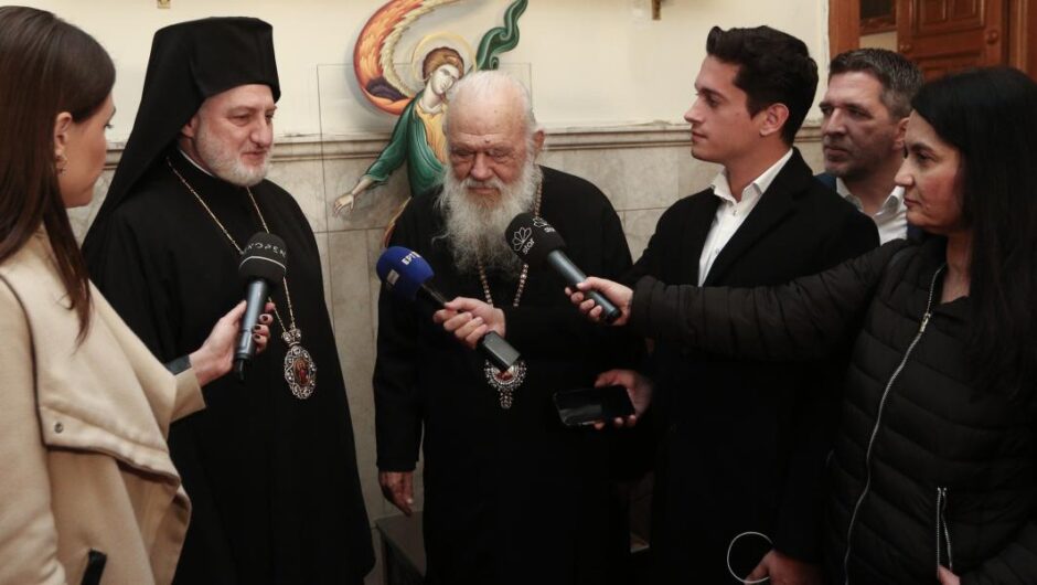 Ιερώνυμος / Δεν θα βαφτίζονται τα παιδιά των ομόφυλων ζευγαριών