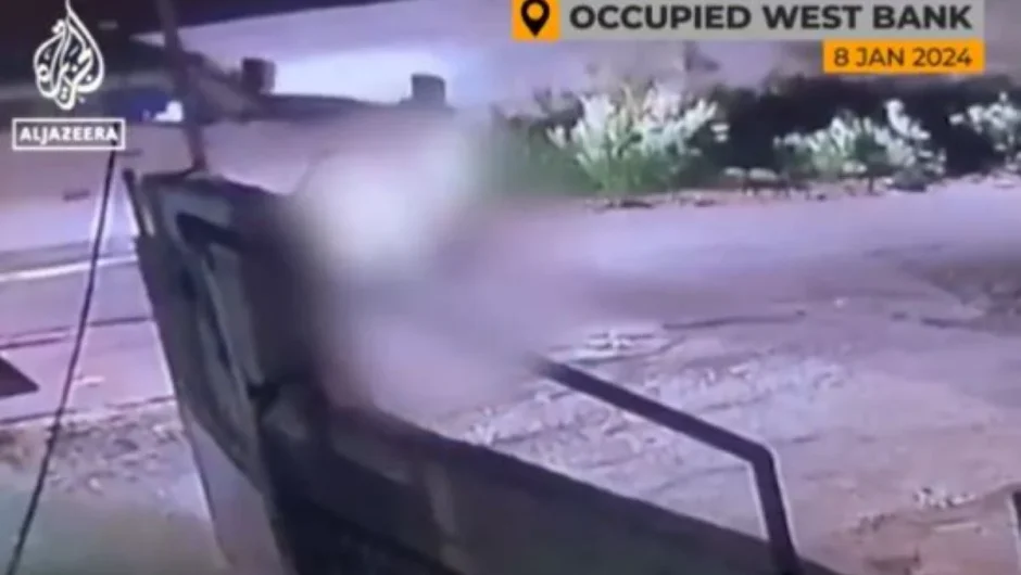 Oχήματα του στρατού του Ισραήλ περνούν πάνω από το πτώμα Παλαιστίνιου – BINTEO με πολύ σκληρές εικόνες