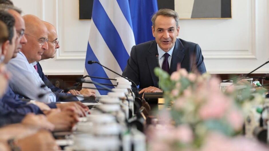 Γάμος ομόφυλων ζευγαριών / Επτά υπουργοί και υφυπουργοί αμφισβητούν την επιλογή Μητσοτάκη