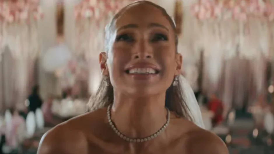 Η Τζένιφερ Λόπεζ τρολάρει τους γάμους της στο βιντεοκλίπ του «Can’t get enough»