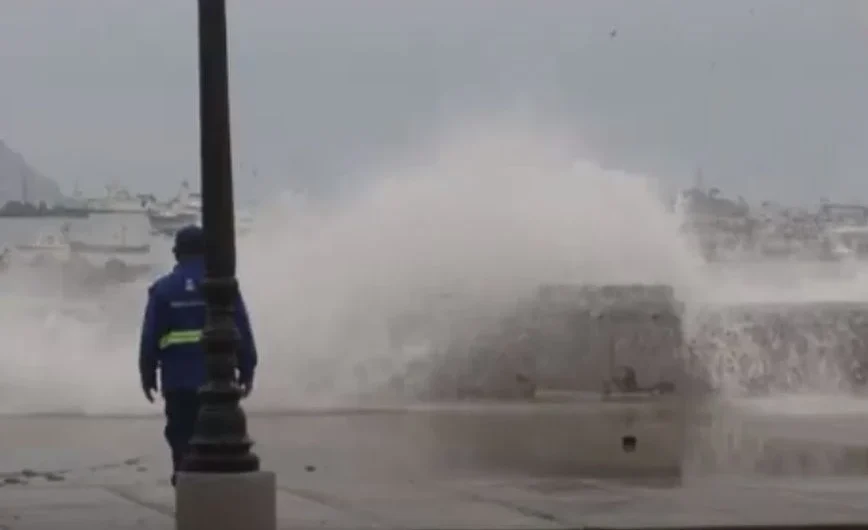 Μετά τα ακραία κύματα στην Καλιφόρνια, ασυνήθιστα ψηλά κύματα έκλεισαν δεκάδες λιμάνια στο Περού