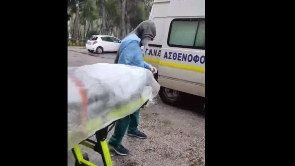 Παύλος Πολάκης για νοσοκομείο Σωτηρία / Τριτοκοσμικές εικόνες – Μεταφέρουν ασθενή με νάιλον στη βροχή (βίντεο)