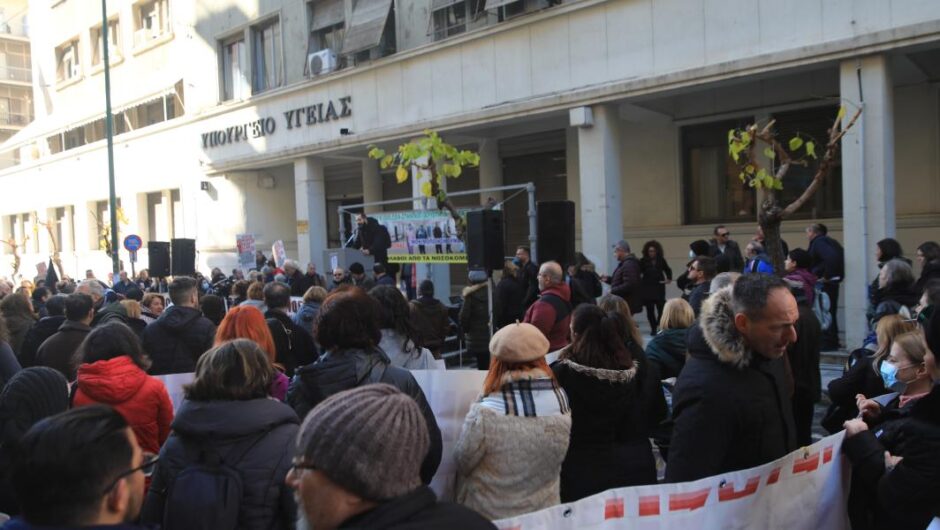 Άδωνις Γεωργιάδης / Πλασιέ των εργολάβων στο ΕΣΥ – Πετάει 6.000 συμβασιούχους έξω από τα δημόσια νοσοκομεία