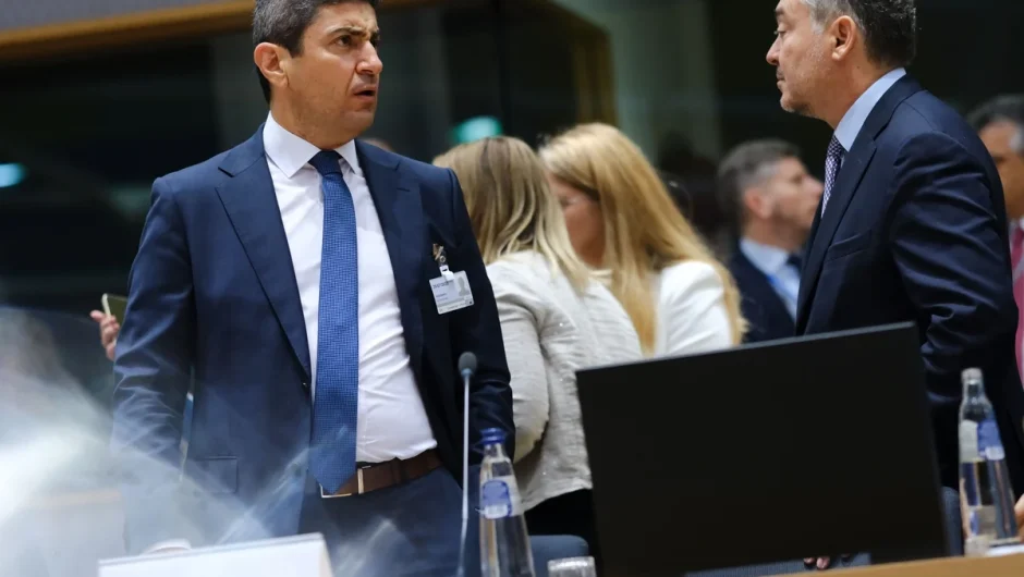 «Μαύρα σύννεφα» (και) στο Μαξίμου για Αυγενάκη