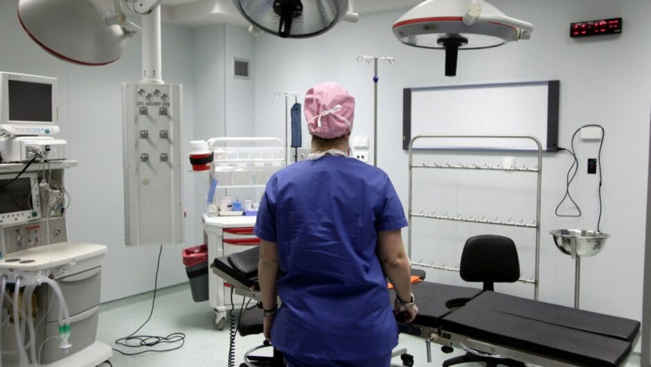 Από τους κακοπληρωμένους γιατρούς και τα ράντζα, στα απογευματινά χειρουργεία… ένα νόμιμο «φακελάκι» δρόμος