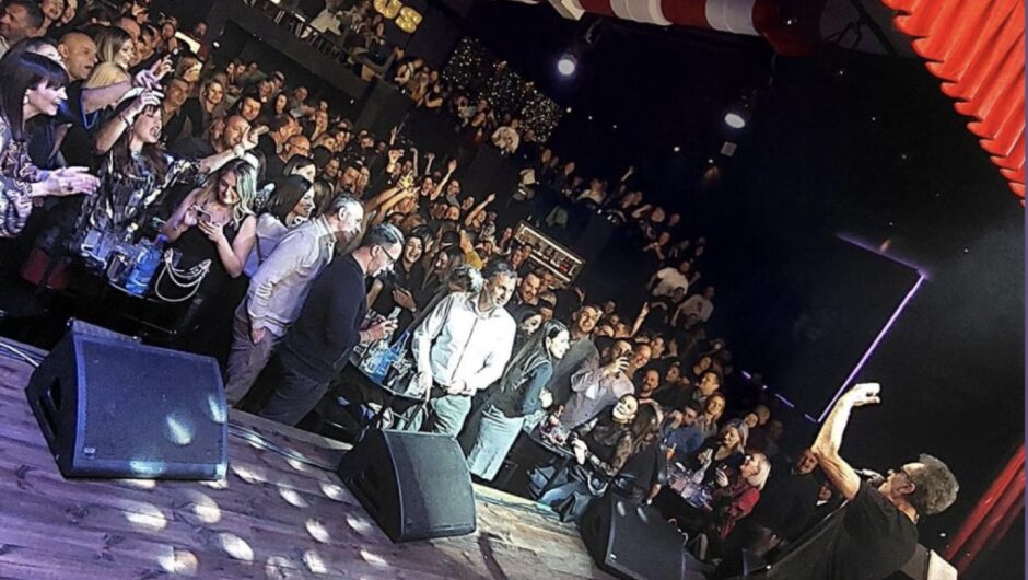 Οι Λαρισαίοι πενηντάρηδες ξεσάλωσαν με της… «Λάρισας τα μπλουζ» σε ένα ξέφρενο πάρτι (βίντεο)