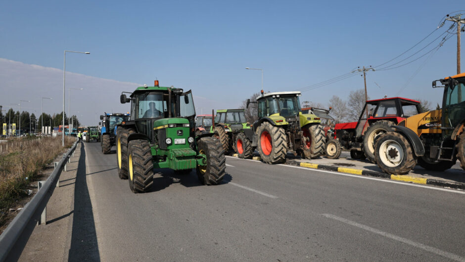 Λάρισα: Με κορναρίσματα ξεκίνησαν τα τρακτέρ – Τελικός προορισμός η πλατεία Συντάγματος (φωτ. & βίντεο)