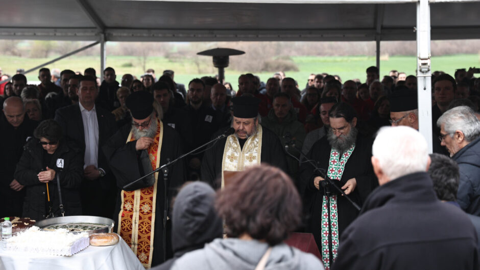 Δικαίωση ζητούν οι 57 ψυχές του εγκλήματος των Τεμπών – Σπαραγμός στο μνημόσυνο (φωτ. & βίντεο)
