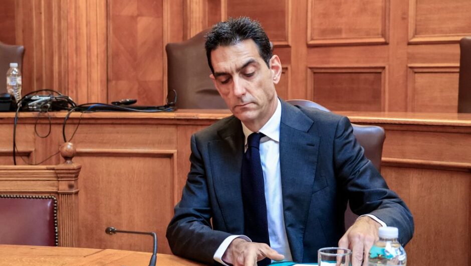 Ανάρτηση – κόλαφος του Στέφανου Κασσελάκη για τα Τέμπη: “Η ανατομία ενός εγκλήματος: Πώς ο ΟΣΕ έγινε πεδίο παράνομων προσλήψεων του Κώστα Αχ. Καραμανλή.” (video – Εξεταστική)