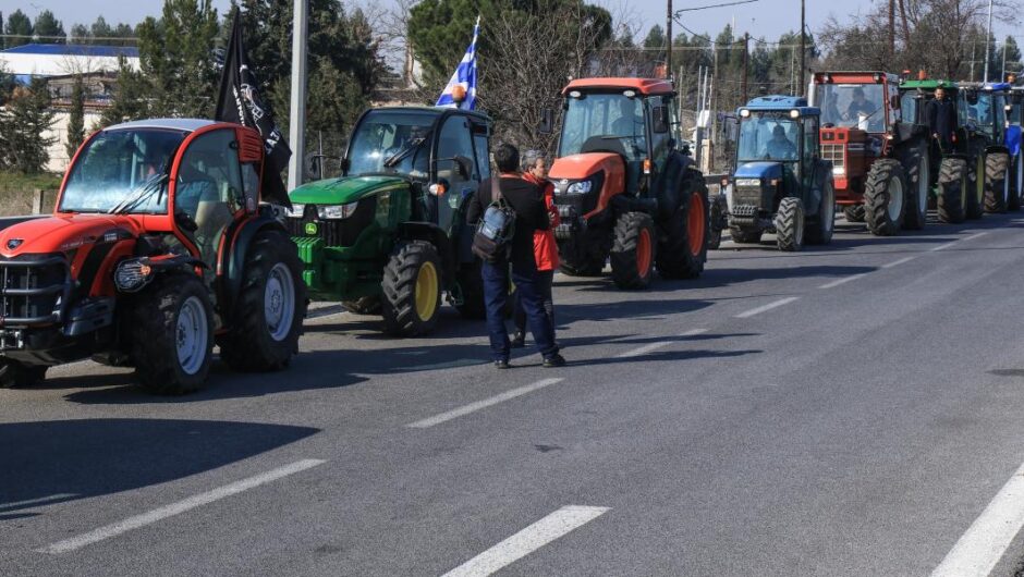 Αγρότες – Κτηνοτρόφοι / Παραμένουν στα μπλόκα και περιμένουν Μητσοτάκη οι Θεσσαλοί