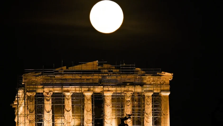 Μάγεψε η «πανσέληνος του χιονιού» – Εντυπωσιακές εικόνες