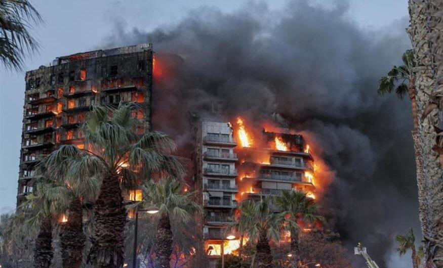 Ισπανία: Τεράστια φωτιά σε πολυκατοικία 14 ορόφων – Δείτε βίντεο