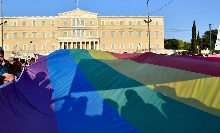 Στα μπλόκα σηκώνουν τη γροθιά, στη Βουλή χέρι για γάμο ομοφύλων, στο Μαξίμου το μαντήλι για τον χορό του Ζαλόγγου