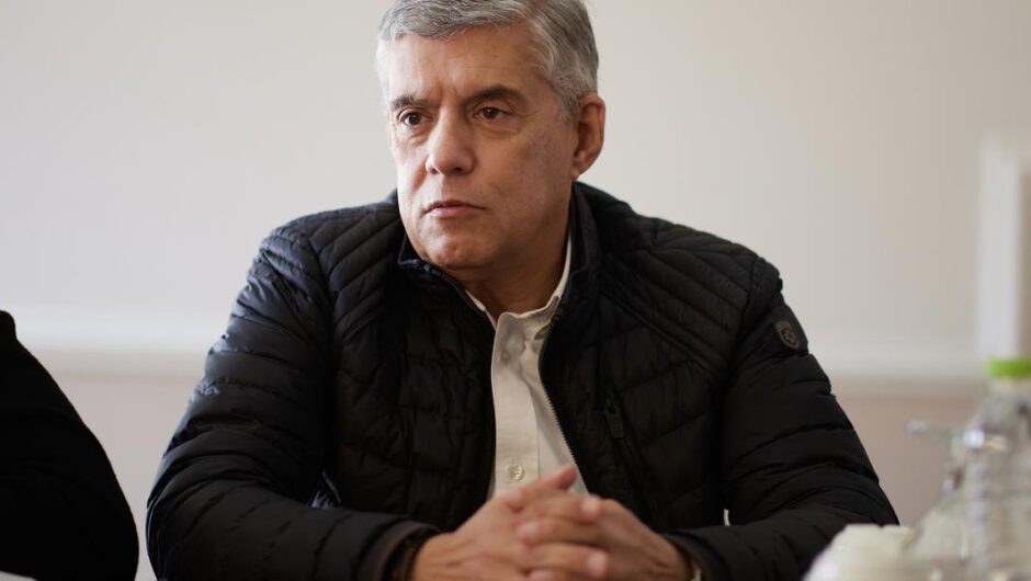 Κώστας Αγοραστός / Δείχνει την κυβέρνηση μετά την ποινική δίωξη για το μπάζωμα στα Τέμπη