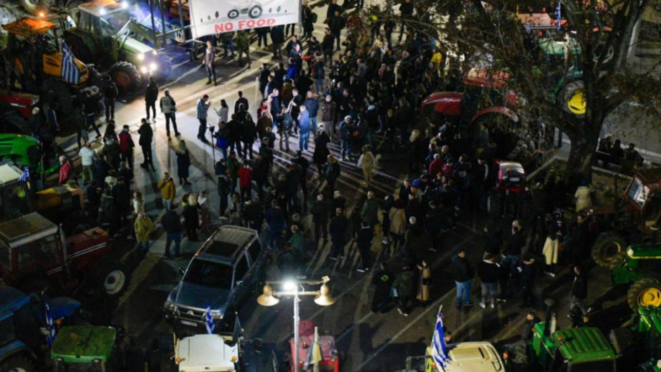 Αγρότες / Μπήκαν στο κέντρο της Λάρισας και της Καρδίτσας – «Τα μπλόκα θα γίνουν πιο σκληρά»