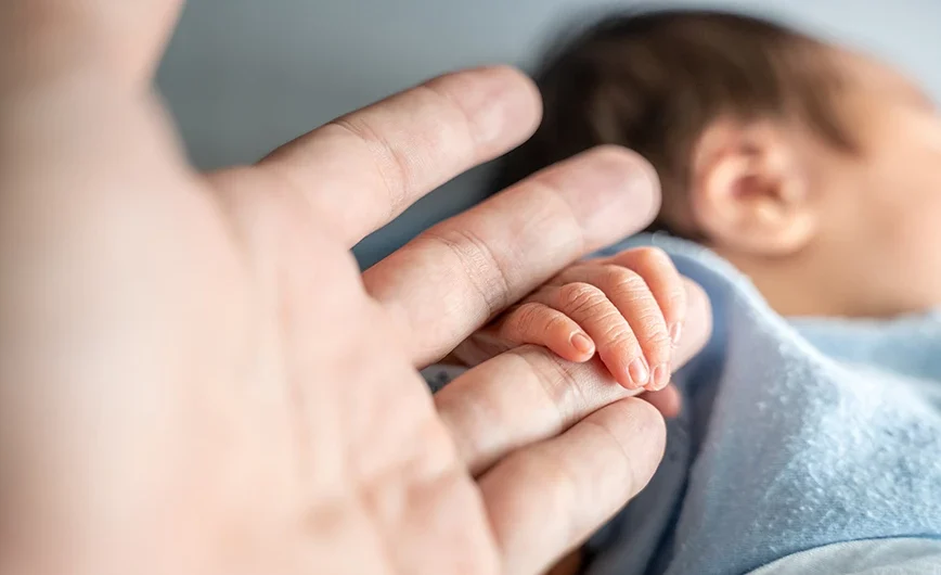 Επίδομα γέννησης: Έρχεται αναδρομική αύξηση από 400-1.500 ευρώ τον Απρίλιο